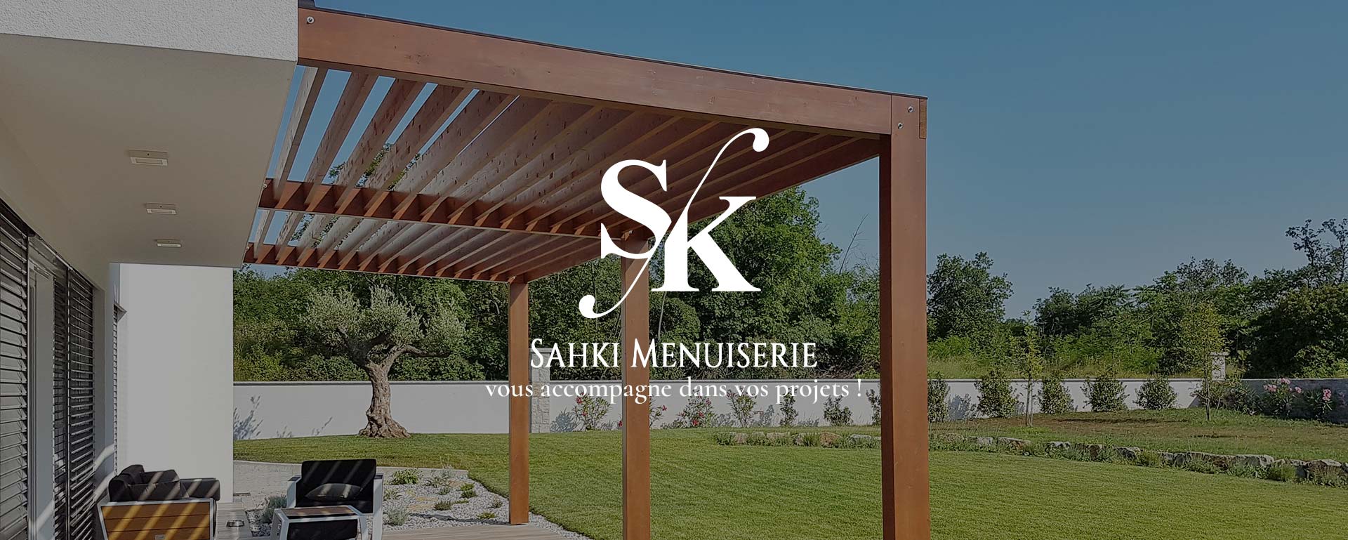 Pergola sur mesure adossée au mur d'une maison